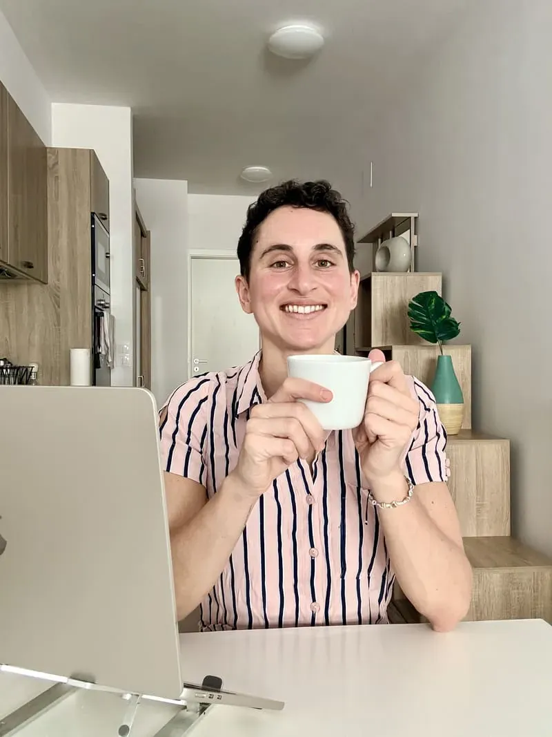 Stéphanie Canovas, une tasse à la main, à son bureau